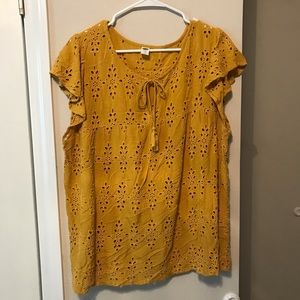 🌻YELLOW EYELET TOP